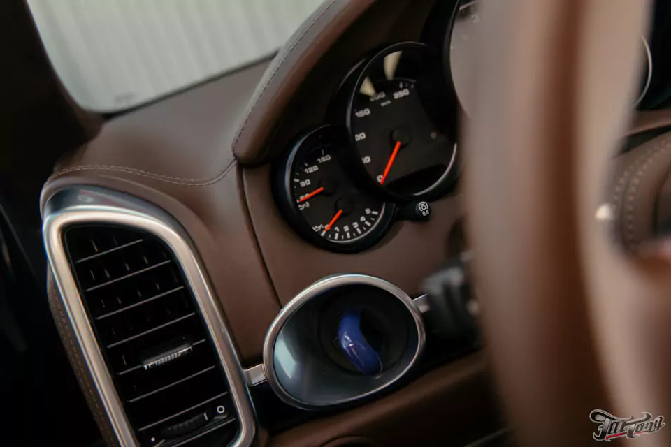 Частичный пошив салона Porsche Cayenne в кожу, полировка и керамика кузова